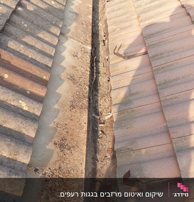 מרזב גג עם לכלוך וקרשים, צל של אדם